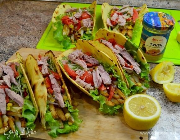 Потом кусочки тунца ТМ «Магуро», полить соком лимона, посыпать сыром пармезан (на мелкой терке).