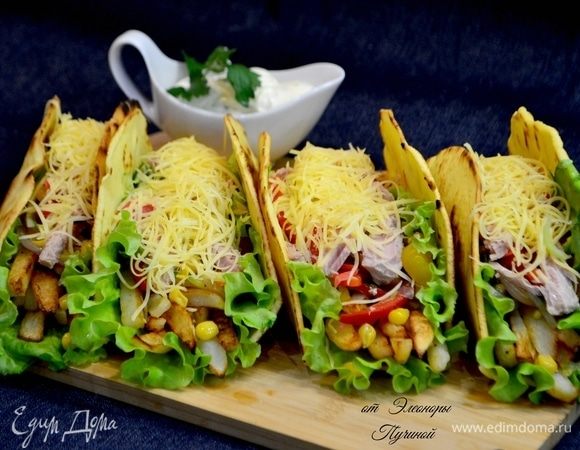 Итак, гости на пороге? Не откажите им в удовольствии посыпать буррито сыром, при желании подогреть в микроволновке буррито и помочь накрыть на стол! Ведь вместе это всегда веселее! :)