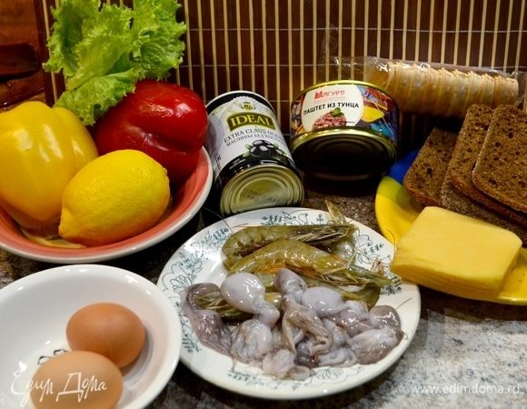 Подготовим ингредиенты для канапе: яйца отварим, почистим и натрем с сыром на мелкой терке. Хлеб я не буду обжаривать, он и так отличного качества и вкуса.