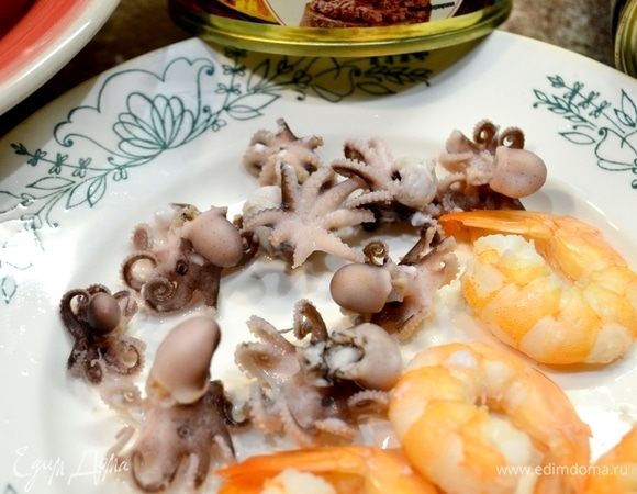 Креветки и осьминогов почистим и отварим.