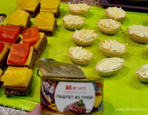 Хлеб, сыр, перцы нарезаем квадратиками. Тарталетки наполняем начинкой, смешанной с сыром, яйцом и майонезом.