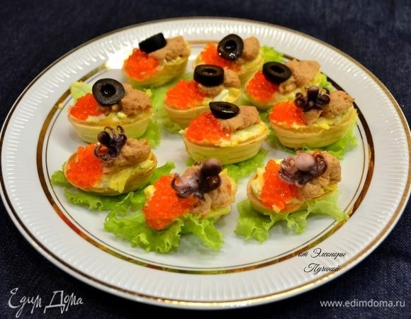 Тарталетки наполнили начинкой, смешанной с сыром, яйцом и майонезом. Сверху украшаем икрой, паштетом из тунца ТМ «Магуро», оливкой и осьминожкой!
