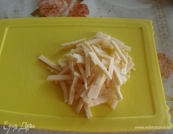 Соломкой нарезаем сыр.