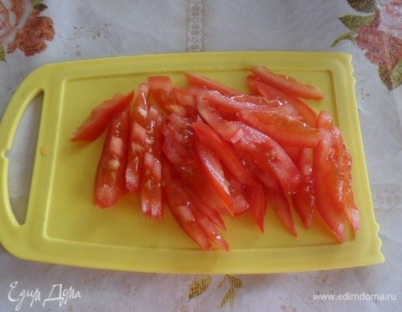 Соломкой нарезаем помидор.