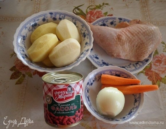 Подготавливаем продукты. Для приготовления супа я использую куриный окорочок от домашней курочки, которую вырастили наши родители.