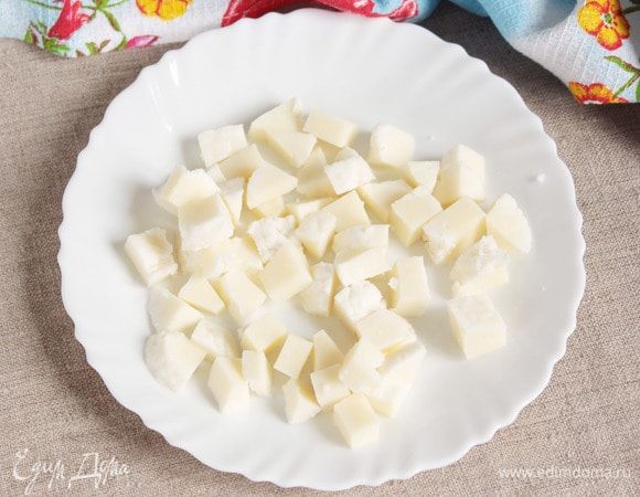 Брынзу (100 г) нарезать или поломать на небольшие кубики.