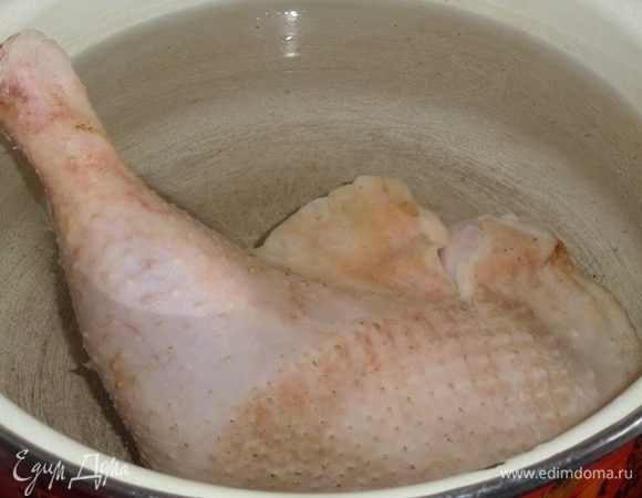 В кастрюлю наливаем чистую воду. Кладем куриный окорочок. Ставим варить.