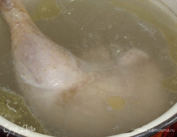 Варим куриное мясо 2 часа после закипания, убирая пенку.