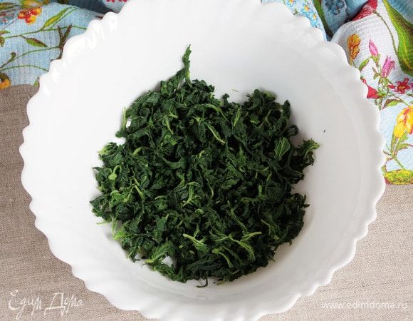 Листья молодой крапивы (150 г) тщательно промыть. Залить крутым кипятком и оставить минут на 10. Откинуть на дуршлаг, ополоснуть холодной водой. Дать воде стечь и совсем слегка отжать. Оборвать листики.