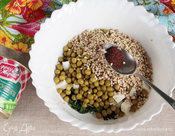Добавить гречневую крупу зеленую (0,5 граненного советского стакана). Крупу предварительно необходимо прорастить хотя бы до отросточков в 2 мм. Добавить сумах (0,5 ст. л. или 1 ч. л. с горочкой).