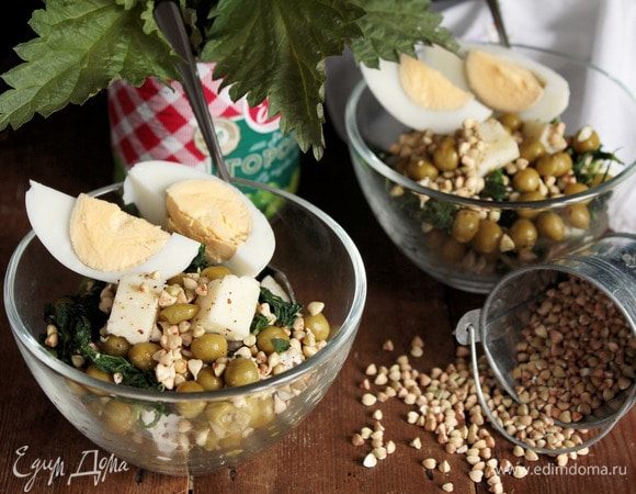 Весенний салат с горошком готов. Подавать порционно или в общем блюде.