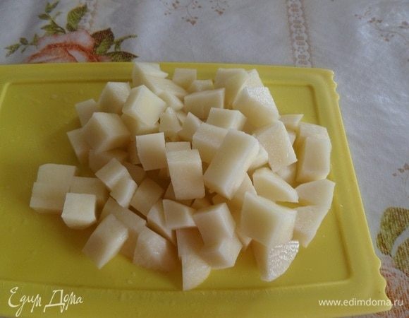 Пока варится мясо, очищаем и нарезаем кубиком картофель.
