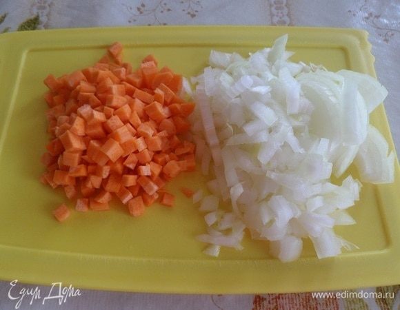 Очищаем, нарезаем морковь и лук.