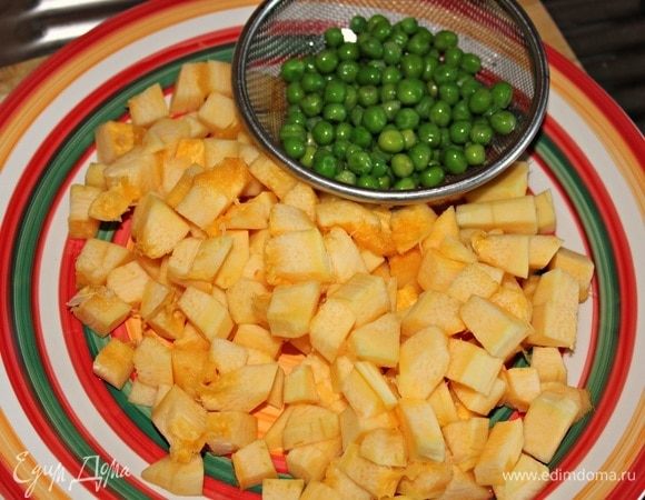 Очистить кабачок, нарезать на кубики, подготовить зеленый горошек.