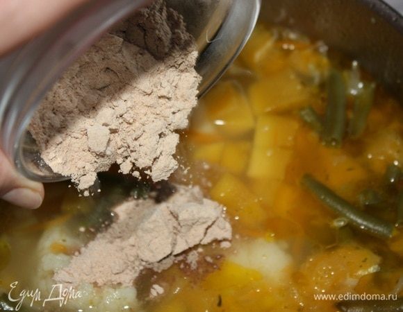 За 3–5 минут до окончания приготовления овощей всыпать льняную муку. Накрыть крышкой, продолжать варить.