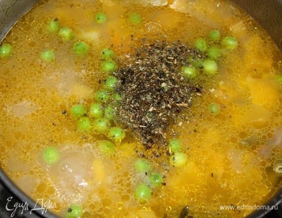 Мне вареный горох не очень нравится, я предпочитаю его свежим в любых блюдах. Поэтому по готовности снять кастрюлю с огня, всыпать свежий зеленый горошек, добавить щепотку прованских трав.