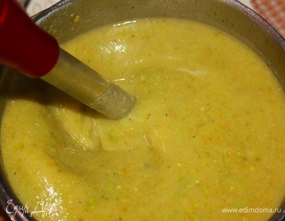 Измельчить овощи с помощью погружного блендера.