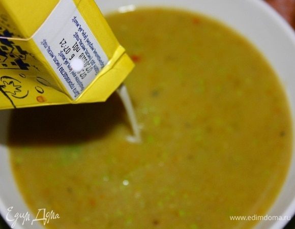 Разлить по глубоким чашам и в каждую добавить 2 ст. л. жидких сливок.