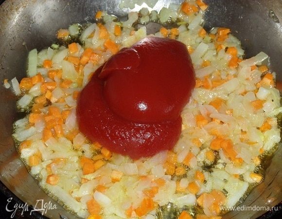 Затем добавляем томатную пасту. Перемешиваем массу.