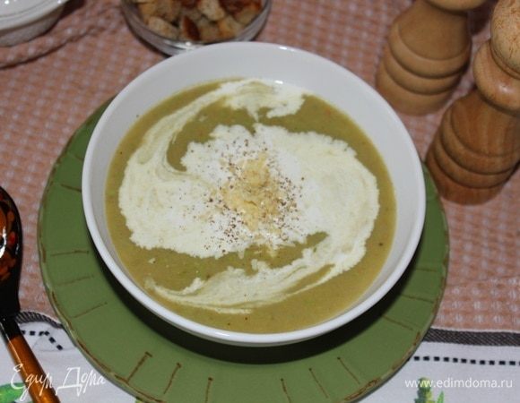 Добавить натертый сыр полутвердых сортов, щепотку молотого перца.