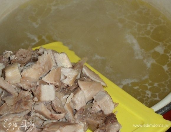 Затем закладываем в кастрюлю нарезанное отварное куриное мясо.