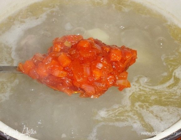 Затем закладываем обжаренные овощи.