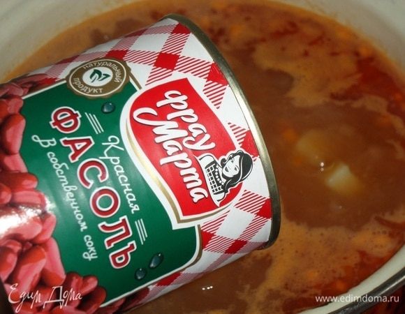 Закладываем в кастрюлю красную фасоль ТМ «Фрау Марта», предварительно откинув ее на дуршлаг.