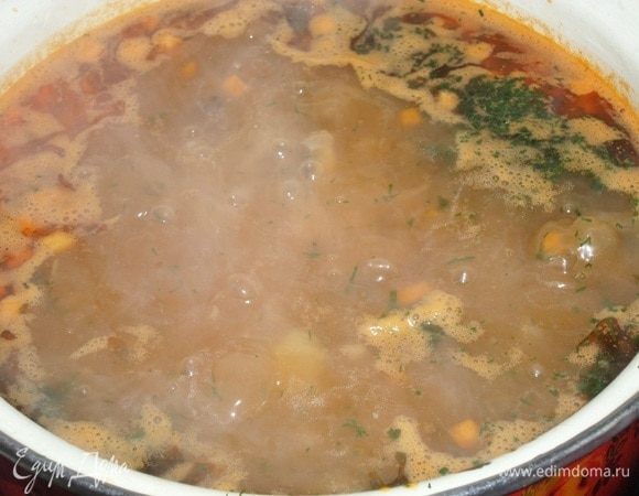 Доводим суп до кипения, варим 5–10 минут. Добавляем зелень и убираем кастрюлю с огня.