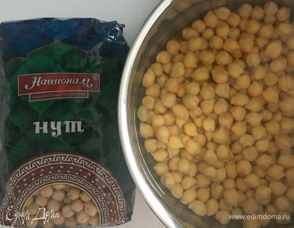 Если собираемся готовить вкусный и полезный горох нут ТМ «Националь», то сперва замачиваем его. Я делаю это просто на ночь, он разбухает к утру. Затем сливаю воду, наливаю свежей воды и варю около двух часов, не соля, как и все бобовые.