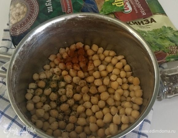 Вот уже отварной нут. Теперь самое время создать ему ароматную основу. Соль и свежемолотый перец. Оливковое масло. Из специй я взяла кориандр молотый, кинзу и красную сладкую паприку. Добавляем специи и масло, перемешиваем и оставляем на время.