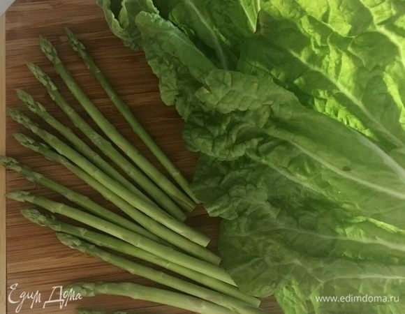 Из зелени и овощей я взяла пекинскую капусту (только мягкую зеленую часть листа) и зеленую спаржу. Спаржу бланшировать в кипящей воде минутки три. Но овощи в начинку, конечно, берите на свой вкус.