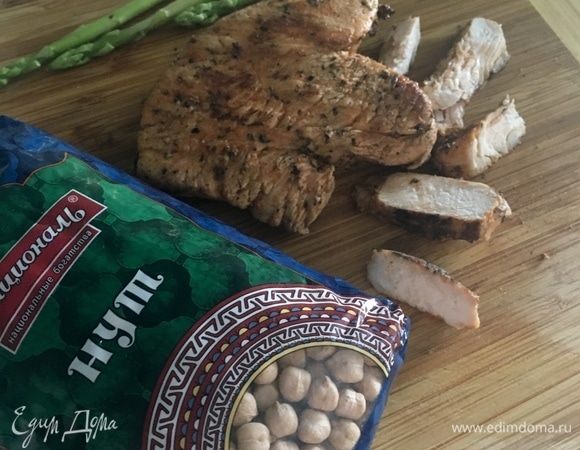 Как я уже отметила, мясо индейки я взяла готовое, жаренное на мангале. У меня грудка филе. Хотя, берите любое мясо на свой вкус.