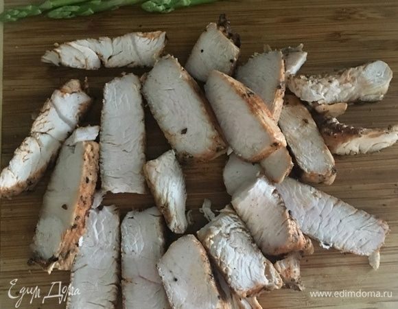 Нарезать мясо крупными кусочками.