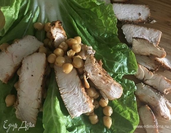 Теперь берем лист капусты. На него — ароматный нут. Далее мясо. Немного еще нута.