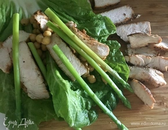 Сверху — нежную молоденькую спаржу. Тут количество по вкусу. У меня мальчикам поменьше, мне, девочке, как всегда, побольше.