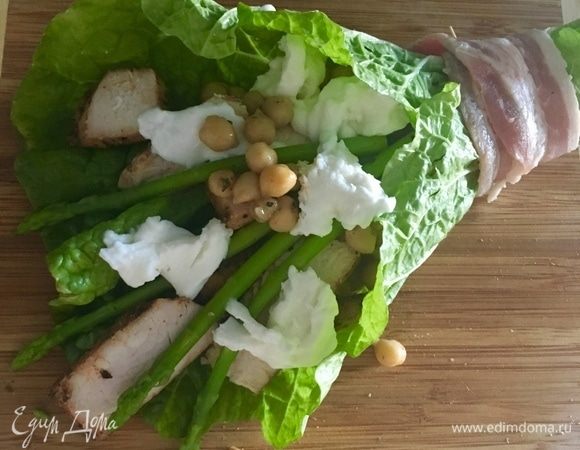 Оборачиваем зеленой частью листа начинку. У основания заматываем полосочкой бекона и скрепляем зубочисткой. Еще мне захотелось добавить к этой зеленой шаурме немного сыра. Большой шарик моцареллы хаотично порвала руками и раскидала на три порции. Первая весенняя шаурма готова.