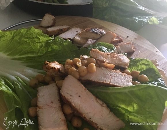 Готовим столько, сколько у вас едоков. И выкладываем будущий ужин в форму для запекания. Ставим под гриль при температуре 180°C на 10–15 мин. Еще советую листья капусты сбрызнуть оливковым маслом, чтобы сверху они не сохли.