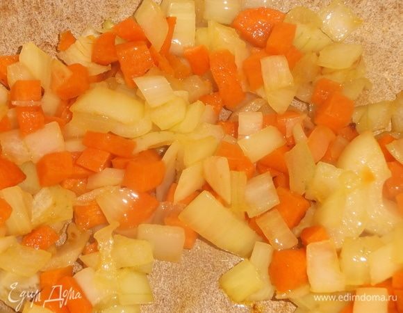 На масле припустить лук с морковью.