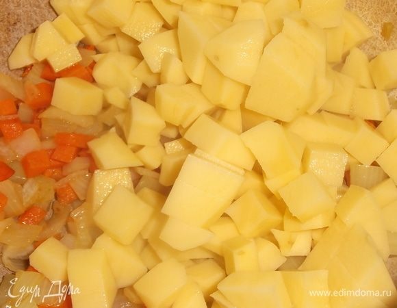 Добавить картофель. Залить водой. Довести до кипения. Посолить.