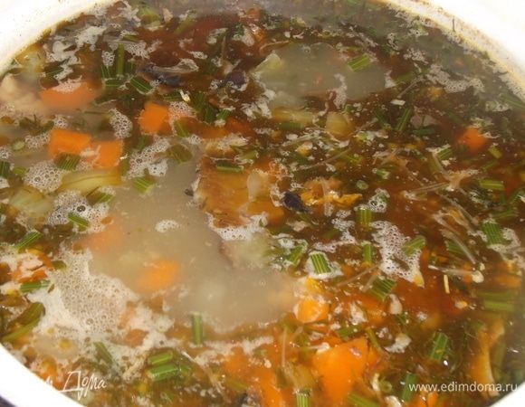 В кипящий суп добавить горсть вермишели. Выключить. Накрыть крышкой и дать настояться 10 минут. Подавать к столу. Приятного аппетита!