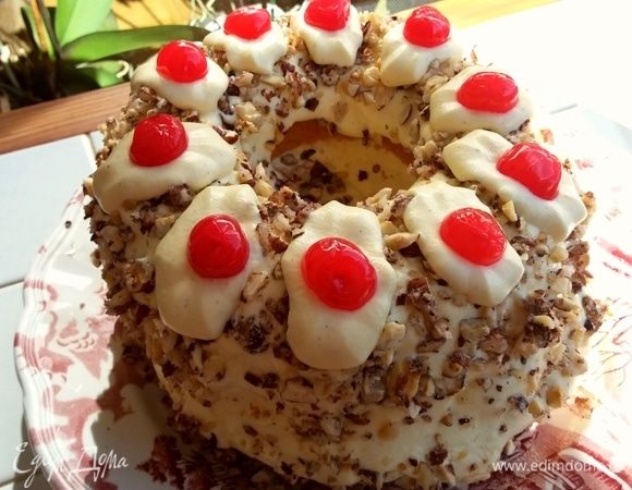 Обсыпать крокантом, отсадить розочки из крема и украсить коктейльной вишней. Не обращайте внимание на мой потекший крем, у меня в какой-то момент закончилось масло и мне пришлось использовать его производное (смесь с рапсовым, которое лучше мажется и поэтому не настолько стабильное). У вас получится все как нужно.