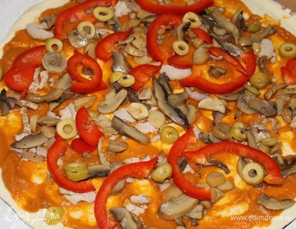 Разложите всю подготовленную для пиццы начинку. Нарезанные и обжаренные на масле шампиньоны ТМ «Фрау Марта», нарезанные оливки ТМ «Фрау Марта», мясные продукты и болгарский перец.