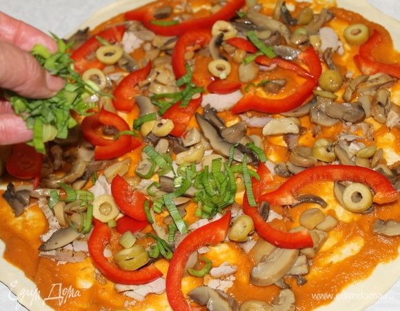 Нарежьте черемшу или зеленый лук. Я собрала на участке первую зелень — ароматную черемшу и любисток. Добавьте к начинке зелень.