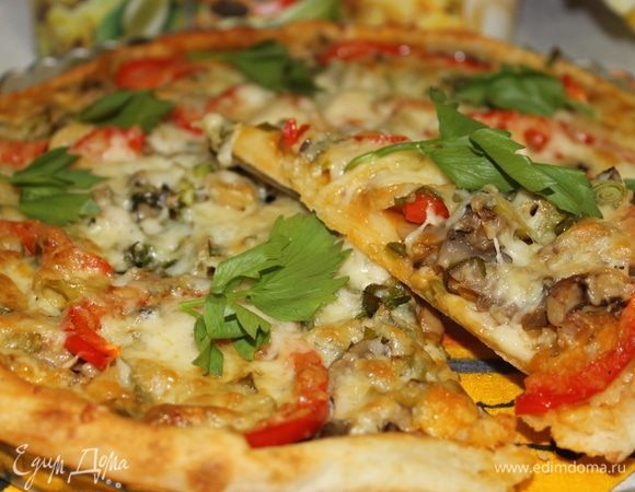 Пицца получилась очень сочная, кабачковая икра великолепно заменила томатный соус, добавив овощного вкуса. Приятного аппетита!