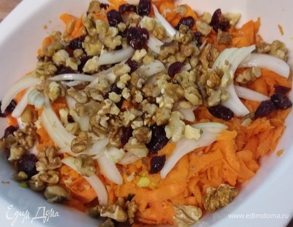 Лук нарезать и замариновать в лимонном соке или обдать кипятком, чтобы избавиться от горечи. Морковь, яблоко, авокадо натереть на терке. Добавить клюкву (если любите изюм), орехи, маринованный лук.