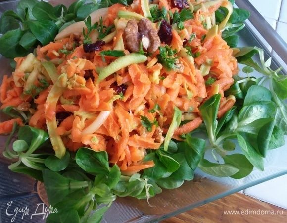 Приготовить заправку: смешать лимонный сок с натертым на мелкой терке имбирем и другими ингредиентами заправки. Салатные листья подойдут любые (у меня корн).