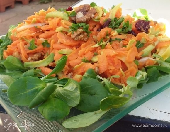 Все продукты смешать и посыпать петрушкой.