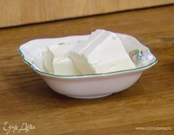 Оставшуюся фету натереть на крупной терке и присыпать пюре.