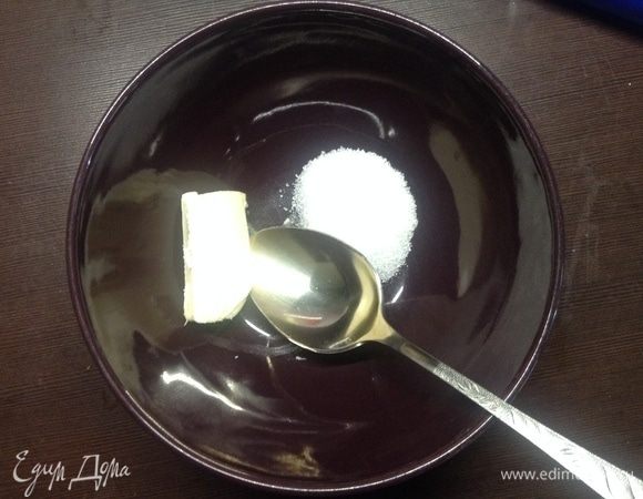 Сразу же приготовили, куда будем готовую кашу выкладывать. На мой взгляд, если нет, конечно, противопоказаний по здоровью, обязательно сливочного масла кусочек. А вот сахар или мед, на мой взгляд, сладкое должно быть обязательно, а что именно — на вкус и цвет...