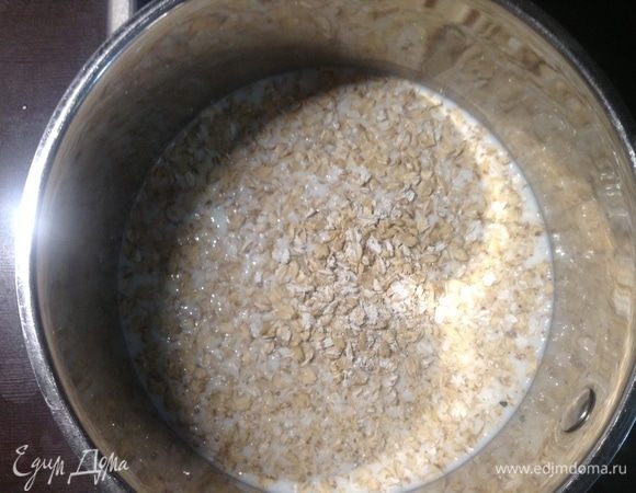 Пропорции молока и хлопьев Геркулес, конечно же, варьируются. По вкусу. Я как-то привык, чтобы каша получалась не жидкая и не густая, в самый раз. Отсюда и примерно молока в 3–4 раза больше, чем хлопьев.